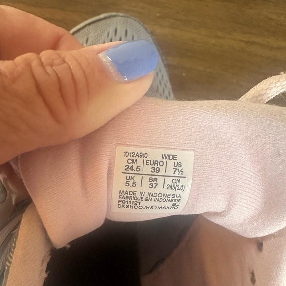 Women’s wide width sneakers - Picture 4 of 5